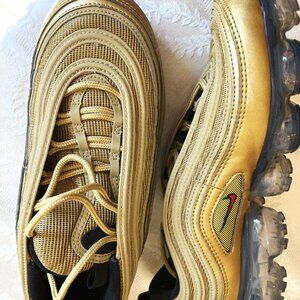 Nike Air Vapormax Size 8 Gold & Black Shoes in good condition